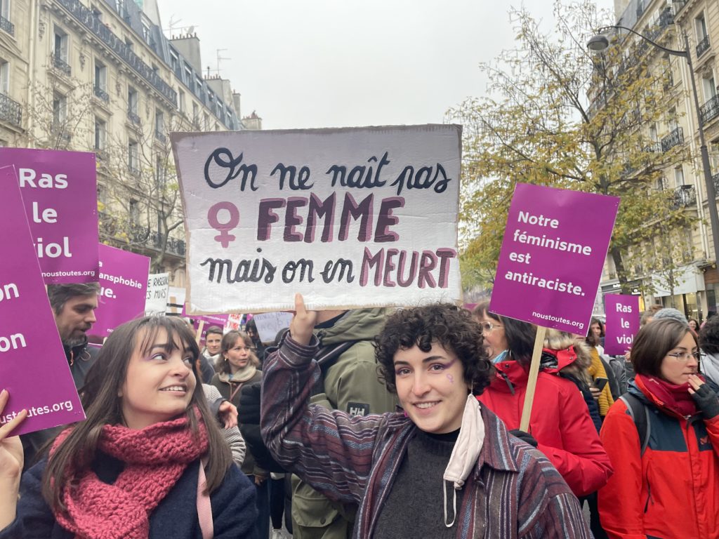 "On ne naît pas femme, mais on en meurt" , l'un des slogans de la manif #Nous toutes du 20 novembre 2021 à Paris